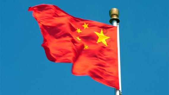 看着娘家人的车辆驶离,新娘忍不住落泪。新郎默默上前拭泪安慰