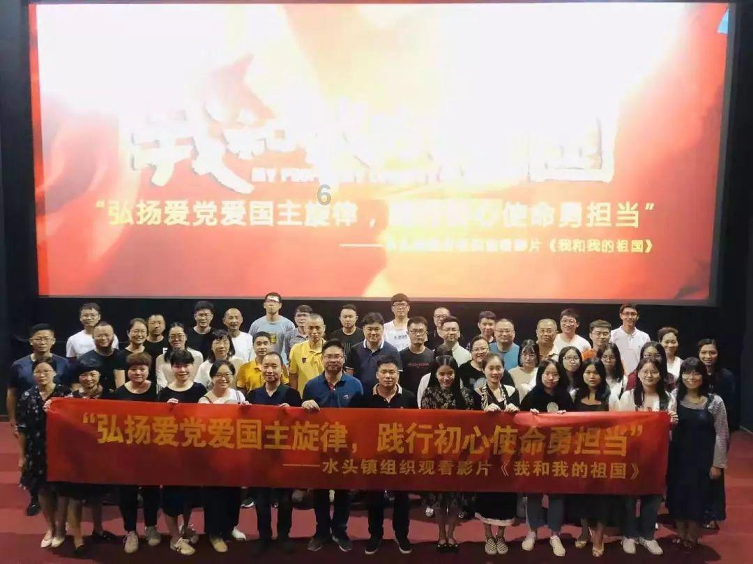 流浪狗母子身处大雪中,好心人想帮忙,狗妈却呲牙让人不敢靠近