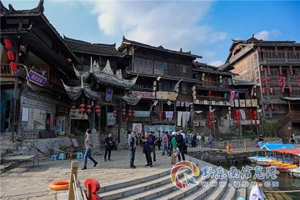 这个碗莲是不是要换盆，每天上午水都会被晒热游戏画面