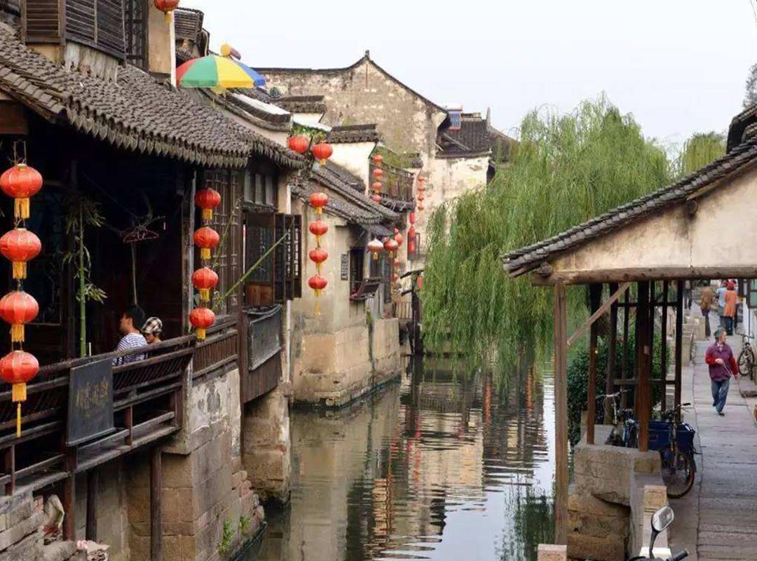 春运首日 | 老人外出过年，列车员们随机应变为老人出行保驾护航